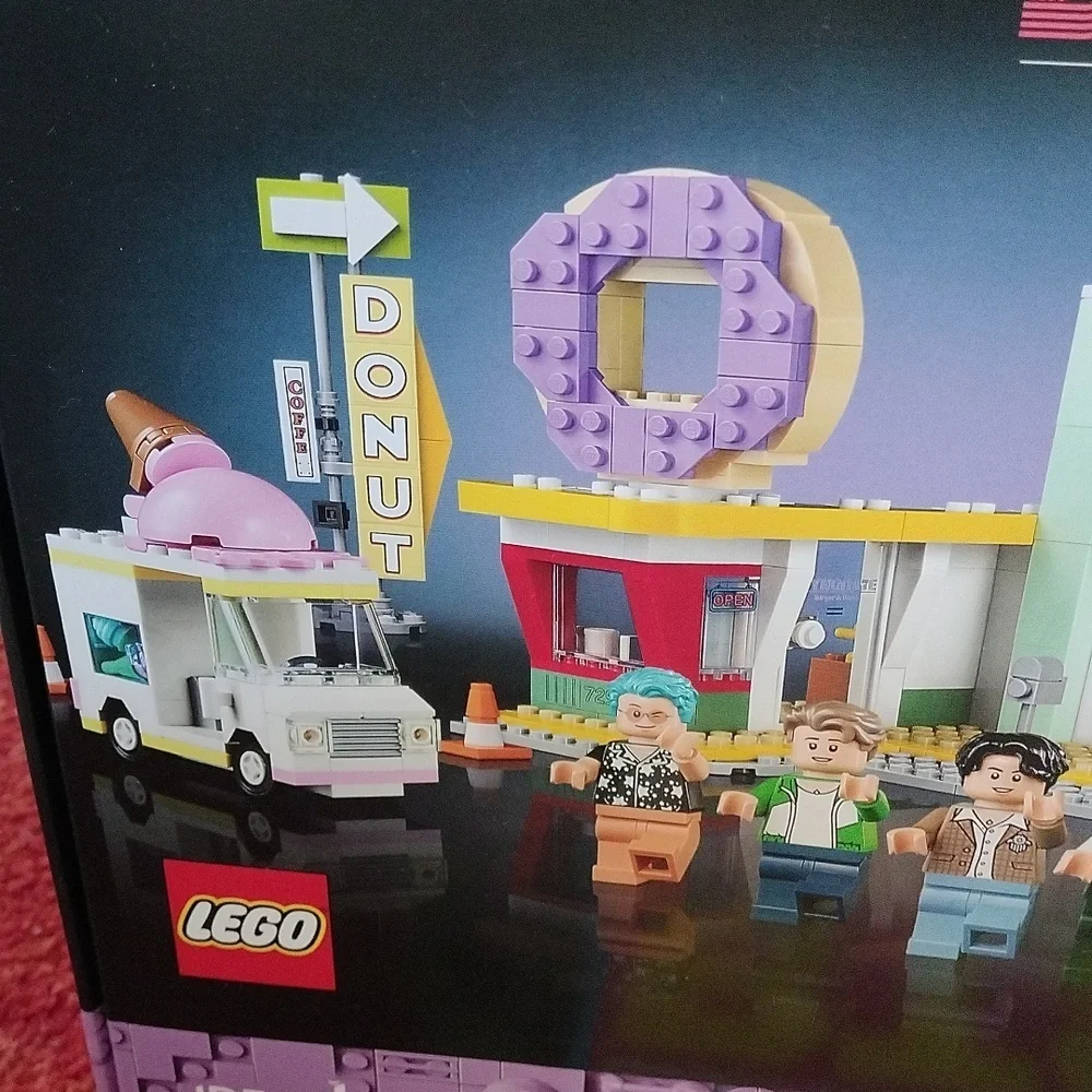 Lego BTS Dynamite Set 21338 + Ultimate Army Guide Centennial Special Edition Mag